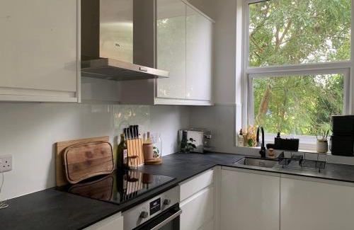 South Norwood Apartment | Bright White Studio Flat & easy access to London