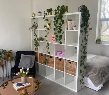 South Norwood Apartment | Bright White Studio Flat & easy access to London