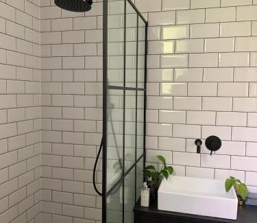South Norwood Apartment | Bright White Studio Flat & easy access to London