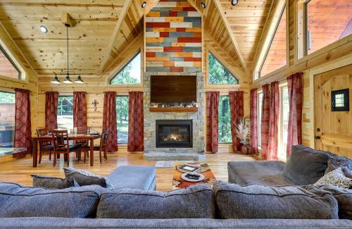 Broken Bow House | Broken Bow Cabin with Hot Tub and Outdoor Fireplace!