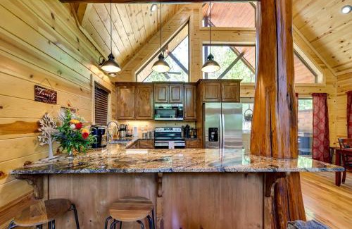 Broken Bow House | Broken Bow Cabin with Hot Tub and Outdoor Fireplace!