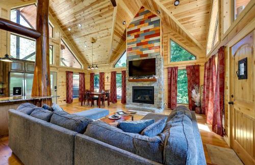 Broken Bow House | Broken Bow Cabin with Hot Tub and Outdoor Fireplace!