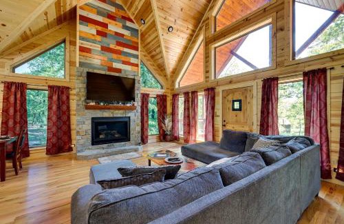 Broken Bow House | Broken Bow Cabin with Hot Tub and Outdoor Fireplace!