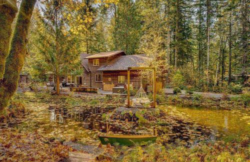 Mount Hood Village House | Brokenbridge Pond