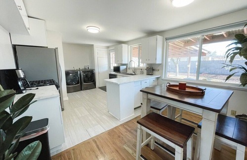 Murray House | Brooklyn's Cozy Rambler: Modern Comfort in a Prime Location