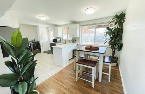 Murray House | Brooklyn's Cozy Rambler: Modern Comfort in a Prime Location