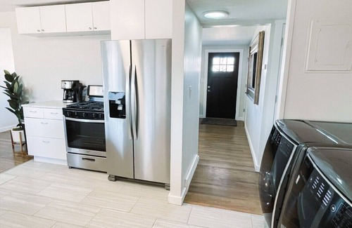 Murray House | Brooklyn's Cozy Rambler: Modern Comfort in a Prime Location