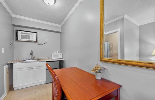 Riverview Apartment | Brownstown MI 1BR Apt w/ Sofa Bed and Bathtub
