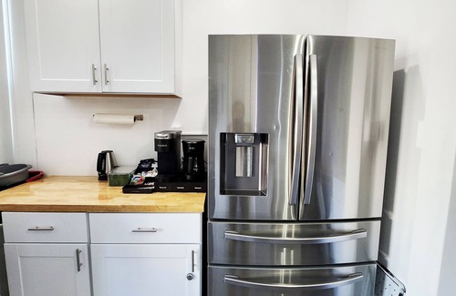 Sandusky Apartment | Buckeye Sports ~ Mins to CP & SF ~ King/WD/Pet OK/Kids Friendly/Largest Mural