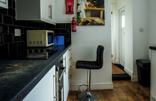 Stoke-on-Trent Apartment | Bucknall Lodge Family Room 4 Hanley