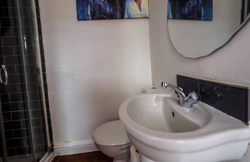 Stoke-on-Trent Apartment | Bucknall Lodge Family Room 4 Hanley