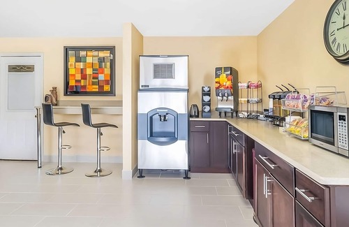 Lookout Valley Neighborhood Association Resort | Budget-Friendly Stay at Knights Inn Chattanooga! Onsite Pool, Free Parking!