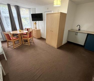 Gosport Apartment | Budget Studio - Central Gosport with Free Parking