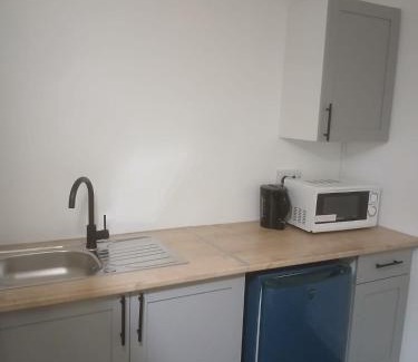 Gosport Apartment | Budget Studio - Central Gosport with Free Parking