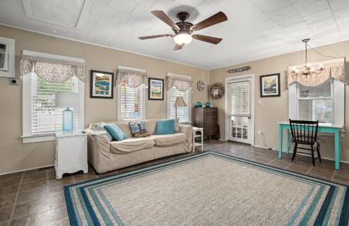 Chincoteague House | Bue Crab Bungalow - Charming in-town cottage!