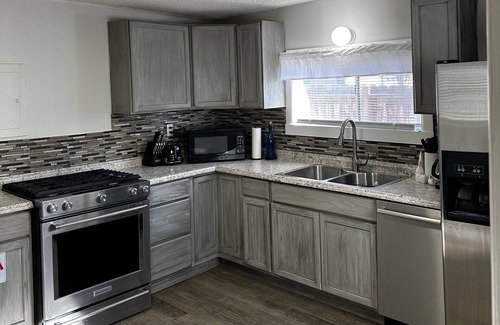 Buena Vista House | Buena Vista - 1 min to Mcphelemy Park - 2 min walk to downtown - Creek in back!