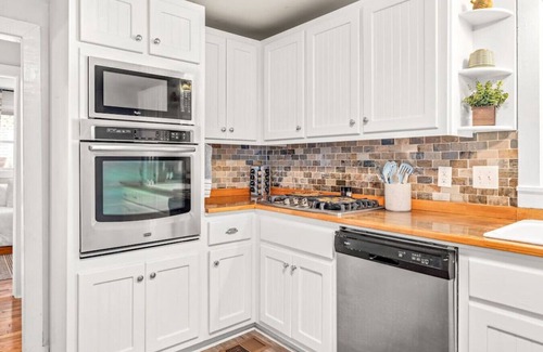 Buford Cottage | Buford Getaway Fall Stay Near Train & Downtown