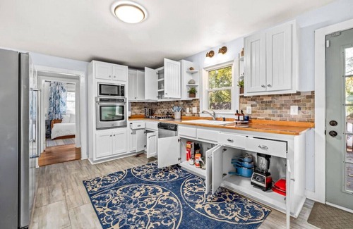 Buford Cottage | Buford Getaway Fall Stay Near Train & Downtown