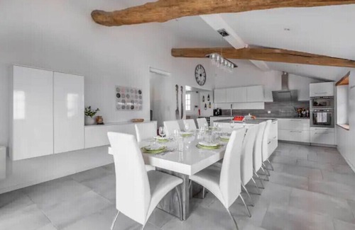 Espelette House | Built 1610, Renovated 2022-Stroll to Town-Heated Pool-Parking-Walk to town-Pets