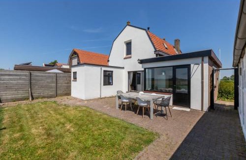 Zuidzande House | Bungalow in Sint Maartenszee near dunes, cleaning included