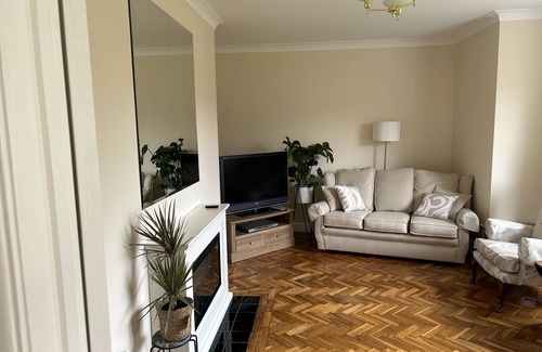 Risca East House | Bungalow in Welsh Mountainside Ideal for Cycling, Walking and Events in Cardiff
