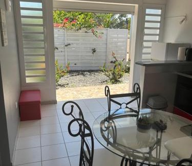 Beaufond House | Bungalow Little Garden