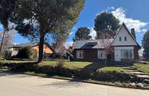 Alumine House | Cabaña para 4 personas, zona centro, vista al Rio Aluminé