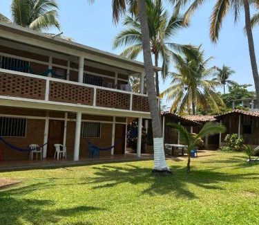 Brisas de Zicatela Hotel | Cabañas Edda