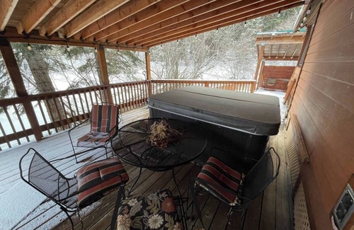 Ashland House | Cabin #18 at Hyatt Lake Resort