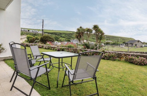 Mawgan Porth Cottage | Cabin ∙ 2 bedrooms ∙ 4 guests