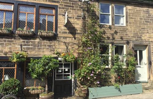 Haworth Cottage | Cabin ∙ 2 bedrooms ∙ 3 guests