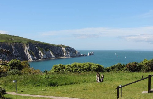 Totland Bay Cottage | Cabin ∙ 2 bedrooms ∙ 4 guests