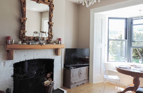 Totland Bay Cottage | Cabin ∙ 2 bedrooms ∙ 4 guests