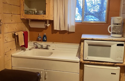 Cedaredge Apartment | Cabin 3 at The Cedaredge Lodge/Dog Friendly