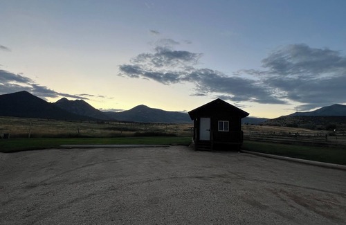 Almo Cabin | Cabin 7 at the Almo Inn near City of Rocks and Castle Rocks State Park - cozy!
