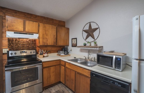 Royal Cabin | Cabin F at Safe Harbor Brady Mountain on Lake Ouachita!