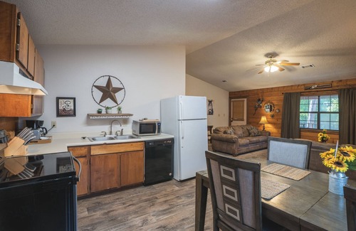 Royal Cabin | Cabin F at Safe Harbor Brady Mountain on Lake Ouachita!