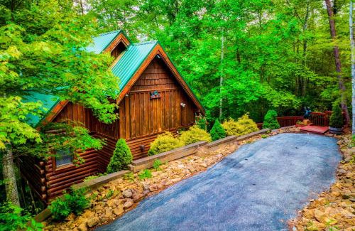 Gatlinburg - Pigeon Forge House | CABIN in a GATED RESORT with SEASONAL RESORT POOL