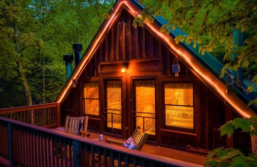 Gatlinburg - Pigeon Forge House | CABIN in a GATED RESORT with SEASONAL RESORT POOL
