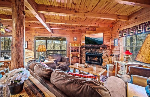 Gatlinburg - Pigeon Forge House | CABIN in a GATED RESORT with SEASONAL RESORT POOL