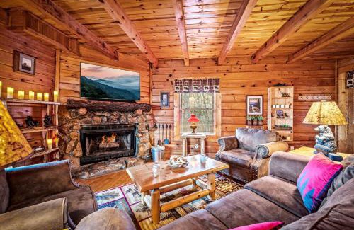 Gatlinburg - Pigeon Forge House | CABIN in a GATED RESORT with SEASONAL RESORT POOL