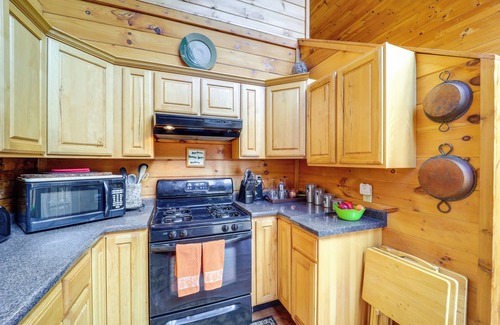 Apple Ridge Cabin | Cabin on 22 Acres w/Patio - 3 Mi to Blowing Rock!