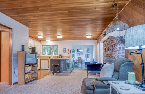 Manzanita House | Cabin on the Coast (MCA 621)