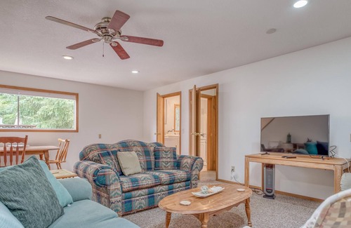 Manzanita House | Cabin on the Coast (MCA 621)