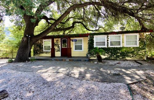 New Braunfels Apartment | Cabin on the Hill