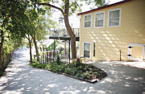 New Braunfels Apartment | Cabin on the Hill