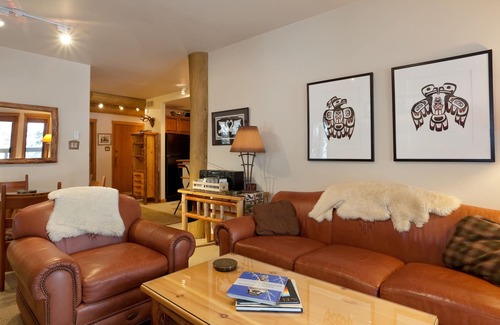 Nordic Estates House | Cabin-Style Home with Shared Hot Tub & Pool
