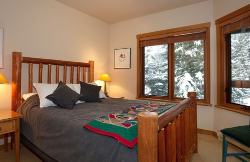 Nordic Estates House | Cabin-Style Home with Shared Hot Tub & Pool