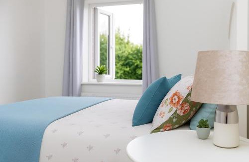 Stanley House | Calder Canal by Alt-Stay Accommodation - 3 Bed Canal Side Cottage Ideal For Workforces & Relocations - Weekly & Monthly Rates Available