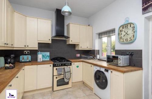 Stanley House | Calder Canal by Alt-Stay Accommodation - 3 Bed Canal Side Cottage Ideal For Workforces & Relocations - Weekly & Monthly Rates Available